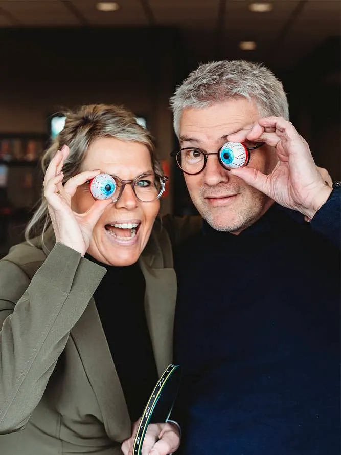 Gerard en Gerda houden lachend twee brillen voor hun ogen.