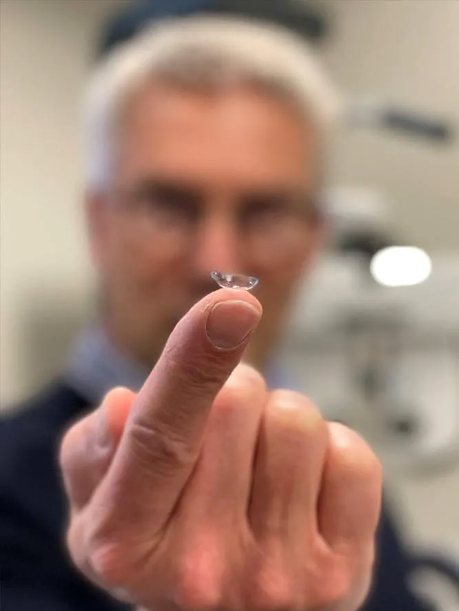 Een zachte contactlens op een vingertop.