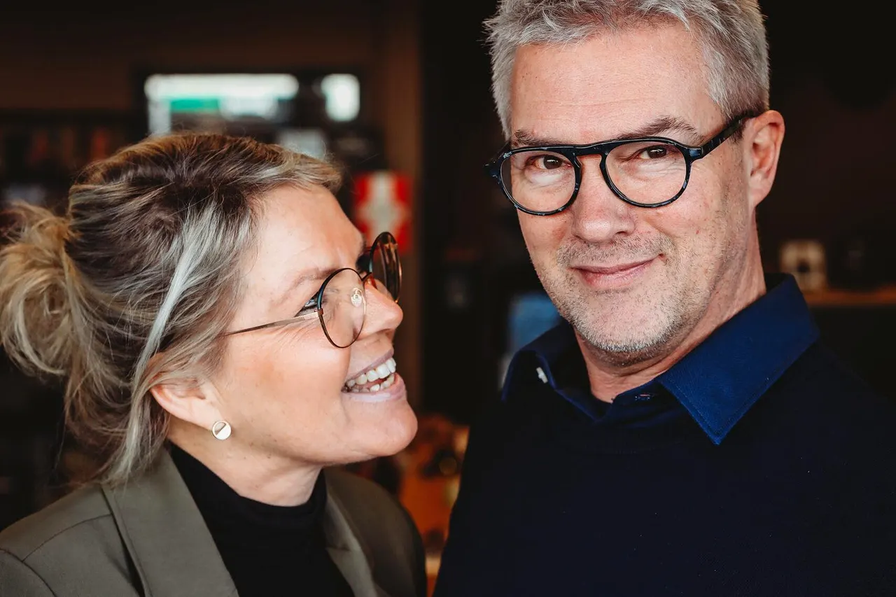 Gerard en Gerda samen in de winkel, lachend naar elkaar.